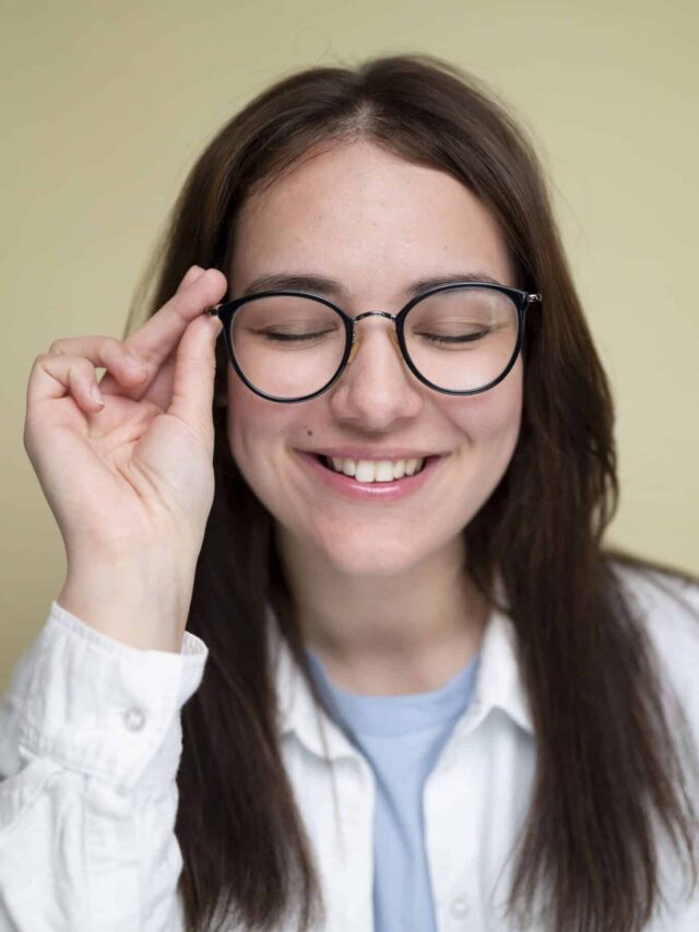 front-view-woman-wearing-glasses-studio (1)